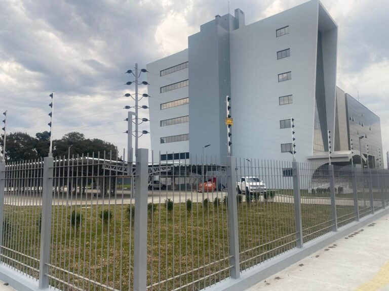 Prédio moderno do Ministério Público construído pela Construtora de LF no Rio Grande do Sul, destacando fachada espelhada e arquitetura contemporânea.